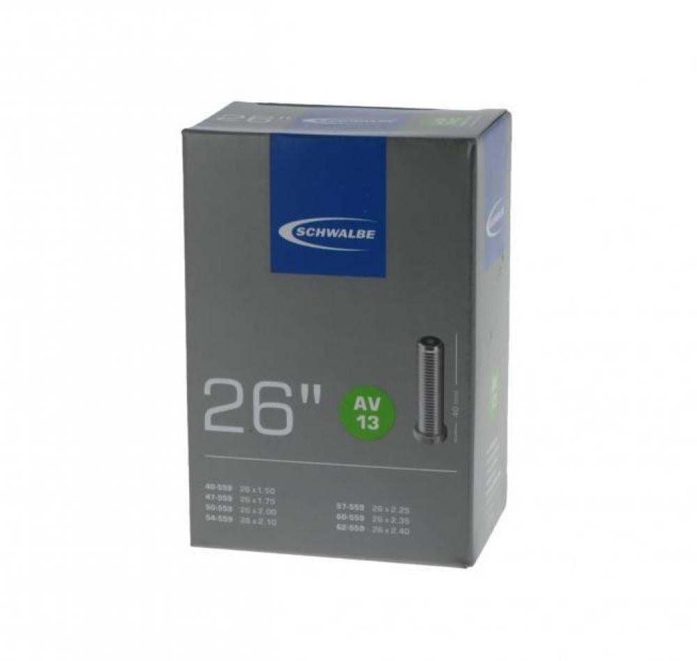 Schwalbe Fahrradschlauch AV13 für 26 Zoll Reifen in grauer Verpackung, passend für 26x2.10.