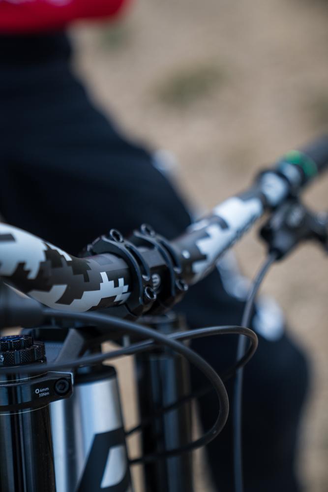 Ergotec Riser Bar 50 Pixel Edition MTB-Lenker in digitalem Camo-Design auf einem Mountainbike.