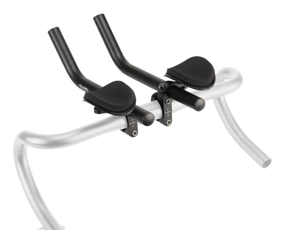 Schwarze XLC Tri-Bar Aufsätze HB-T05 auf silbernem Fahrradlenker. Ideal für Triathlon und Zeitfahren.