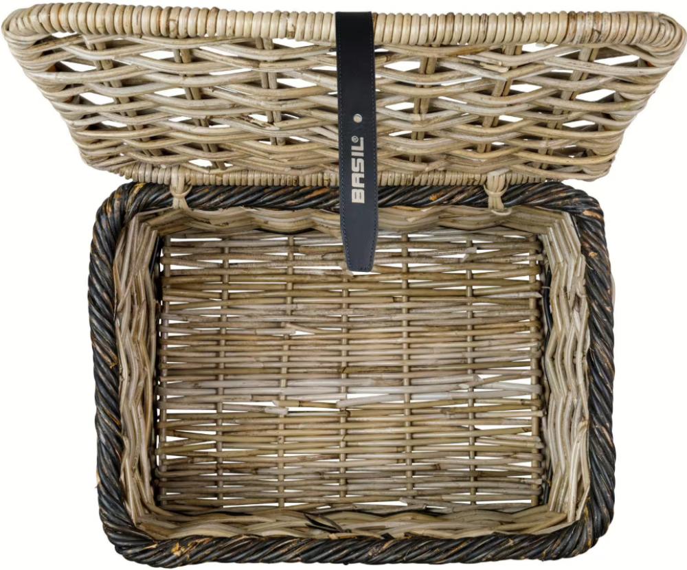Robuster, handgeflochtener Basil Dijon S Vorderradkorb aus grau-schwarzem Rattan mit offenem Deckel.
