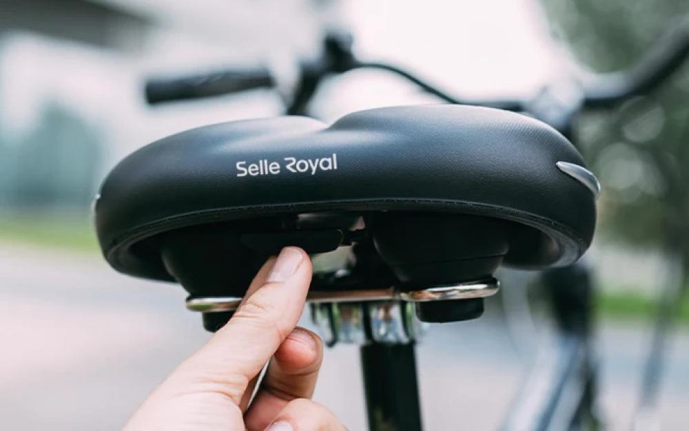 Selle Royal Sattel Freedom Strengtex Moderate Unisex, schwarzer Fahrradsattel wird von Hand eingestellt.