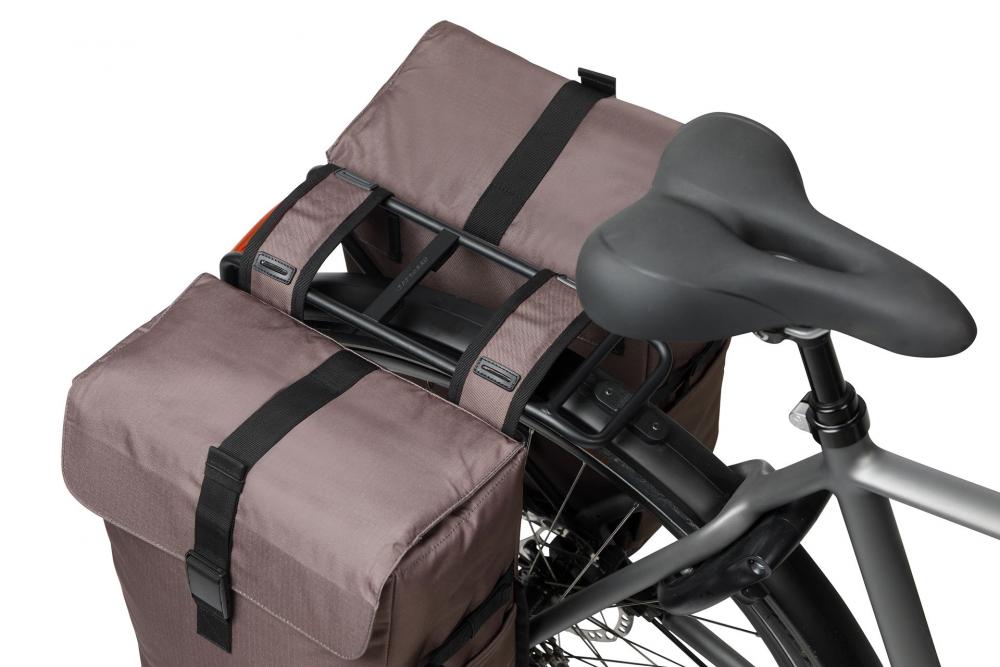 Basil Doppelpacktasche Move 30 Liter Braun - doppelte Fahrradtasche mit Universal-Bridge / MIK-Kompatibilität, wasserabweisendem recyceltem Polyester & Reflektoren