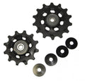 SRAM GX 2x11 / GX DH 11-fach Schaltrollen-Set mit zwei schwarzen Schaltrollen und vier Distanzhülsen auf weißem Hintergrund.