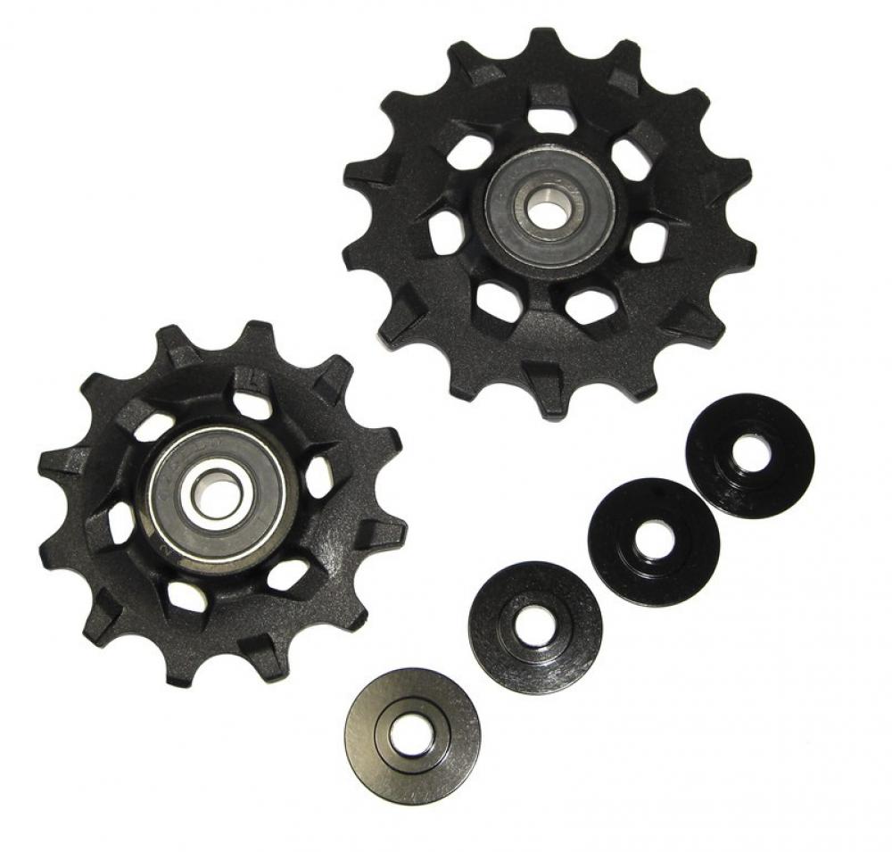 SRAM GX 2x11 / GX DH 11-fach Schaltrollen-Set mit zwei schwarzen Schaltrollen und vier Distanzhülsen auf weißem Hintergrund.