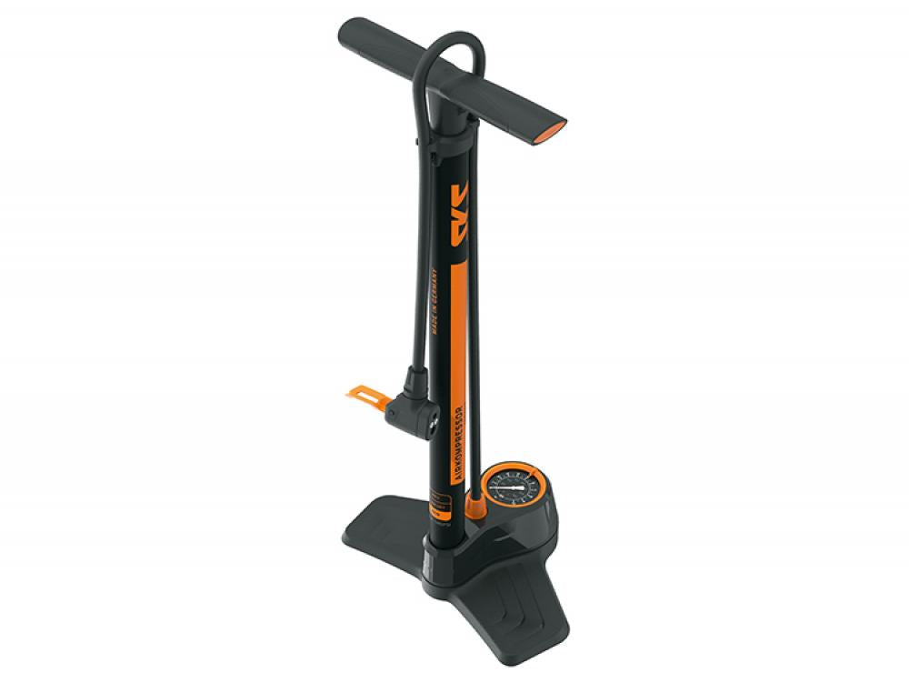 Schwarze SKS Airkompressor Compact 10.0 Standpumpe mit orangefarbenen Akzenten, Manometer, Multi-Valve-Kopf, Made in Germany.