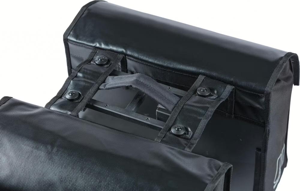 Basil Urban Load MIK 2.0 Doppeltasche, wasserdicht, mit MIK Adapterplatte. Schwarze Fahrradtasche von oben, Befestigung.
