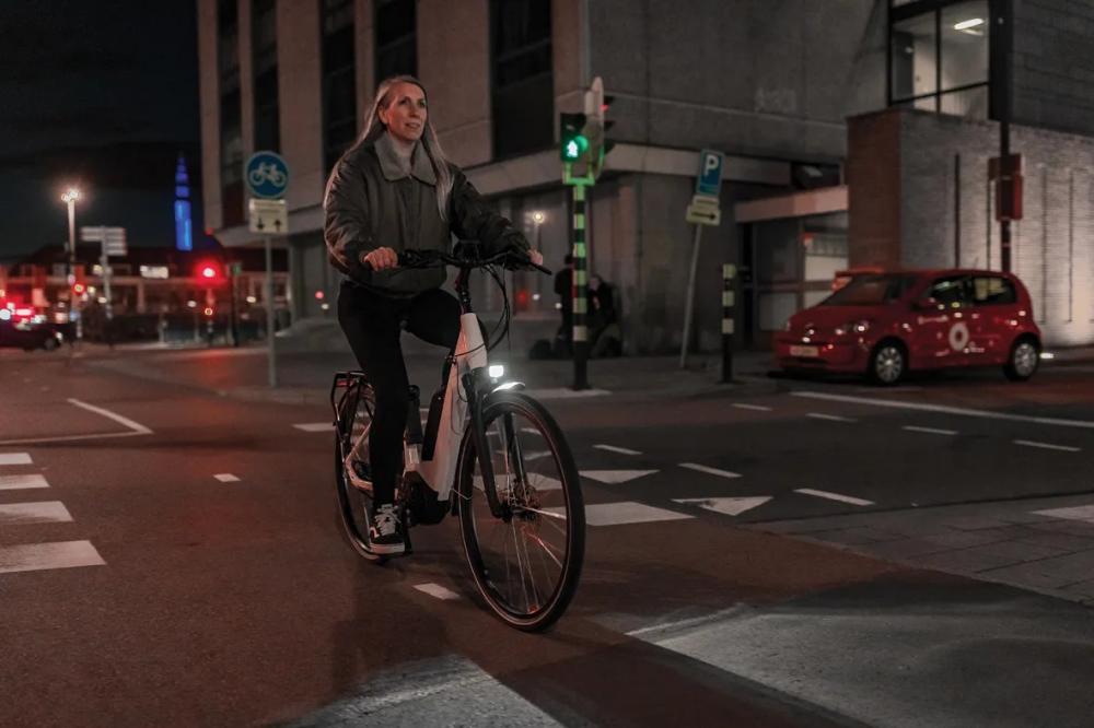 AXA Nxt 30 LED E-Bike Scheinwerfer - 30 Lux Frontlicht mit Tagfahrlicht