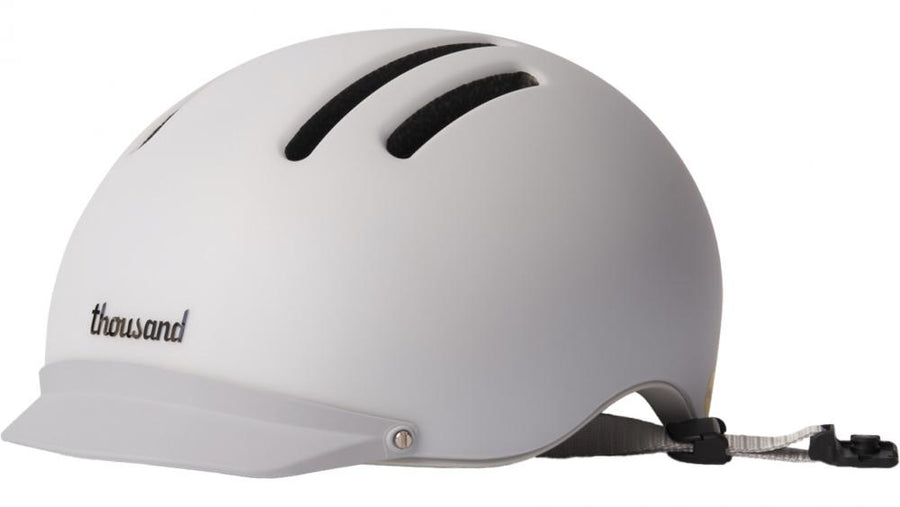 Thousand Chapter Metro White L MIPS Fahrradhelm - Größe L 59-62 cm, Weiß, mit MIPS-Sicherheitssystem, magnetischem Verschluss, abnehmbarer Visierblende, Belüftungsschlitzen und Licht-Adapter