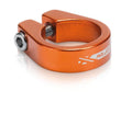XLC Sattelstütz-Klemmring PC-B09 Ø 31,6 mm orange mit Innensechskant auf weißem Hintergrund.