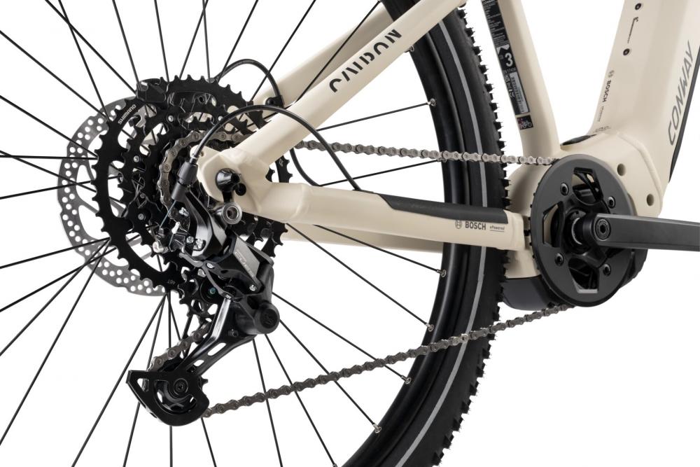 CONWAY Elektro-MTB Hardtail "Cairon S 1.0" (#1), Trapez, 29", ivory matt / black matt, 9-Gang SHIMANO "Cues", 45 cm / MnnDas Elektro-MTB Hardtail besteht aus einem Aluminiumrahmen. Die Federgabel bietet einen Gabelfederweg von 120 mm. Der Antrieb erfolgt