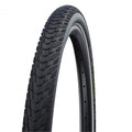 Schwalbe Marathon E-Plus Fahrradreifen, schwarz mit Reflexstreifen und E-50 Schriftzug, Profil sichtbar.