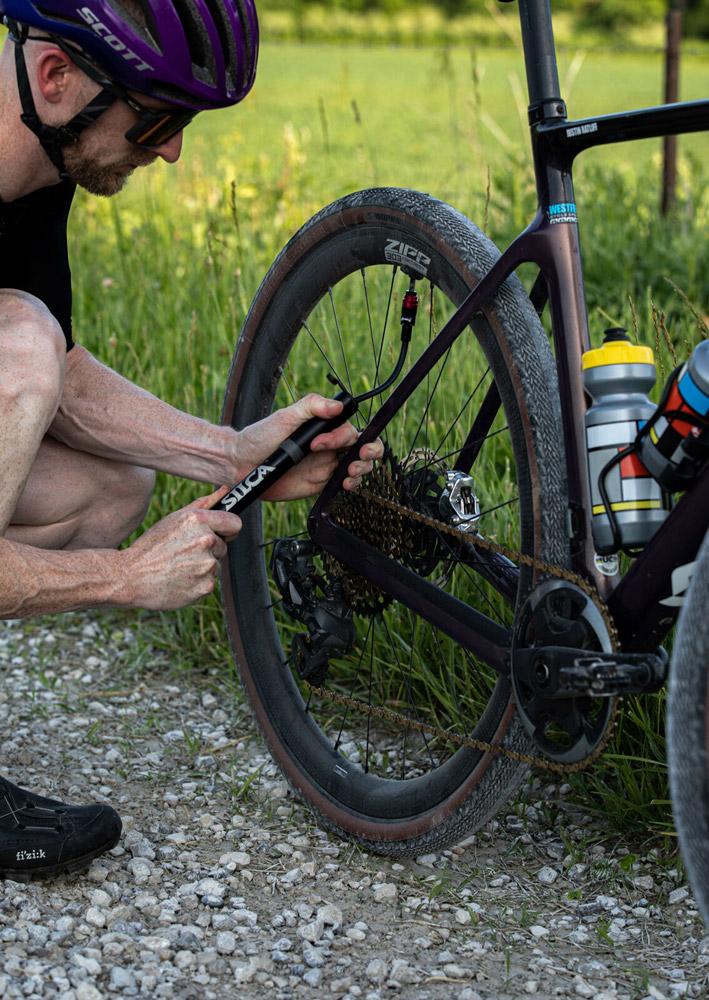 SILCA Gravelero Minipumpe  35 % mehr Volumen pro Hub, ausziehbarer Schlauch, kompatibel mit Presta- und Schrader-Ventilen, max. 5,5 bar, inkl. Halterung