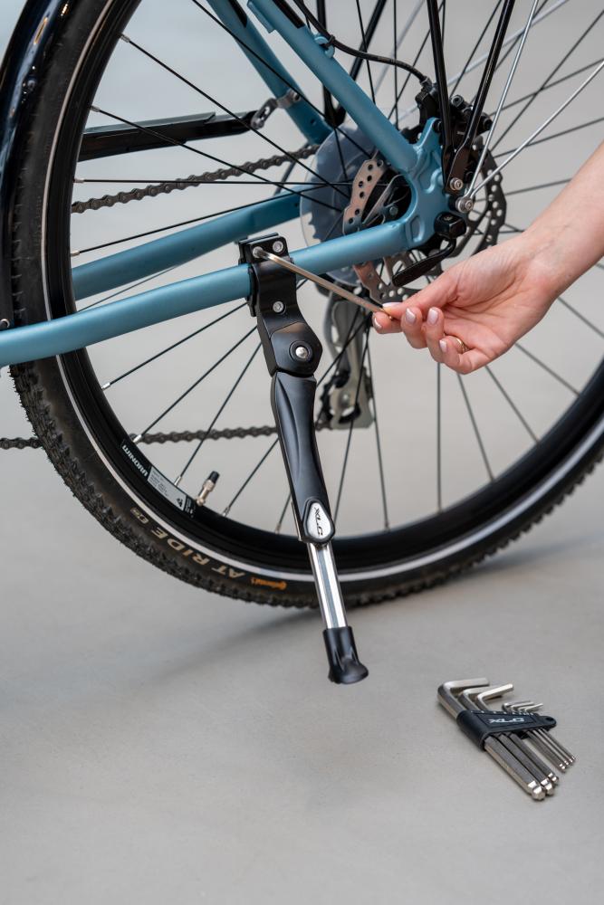 XLC Hinterbauständer KS-C01 schwarz am blauen Fahrradrahmen montiert. Verstellbarer Fahrradständer für 24-28 Zoll.