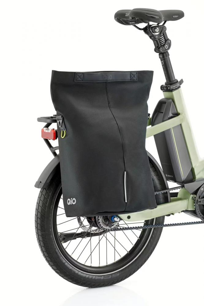QIO Gabriel Einzeltasche schwarz am E-Bike, wasserabweisend, mit Hook-On Haken und Reflexdetails.