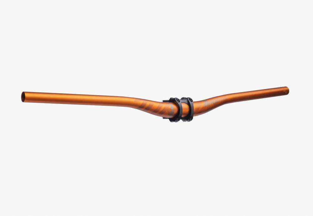 Orange Race Face Turbine Riser Fahrradlenker mit schwarzer Klemmung auf weißem Hintergrund.