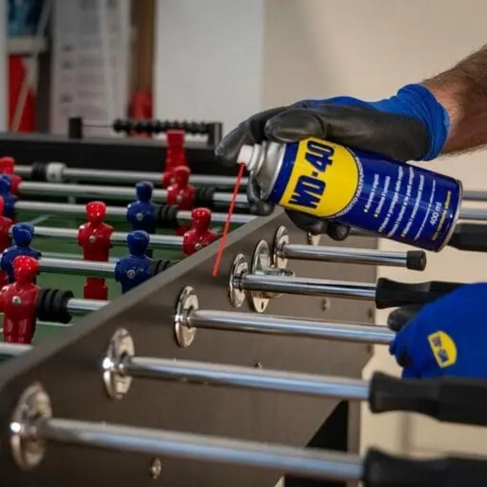 WD-40 Classic 100 ml Multifunktionsöl zur Schmierung der Metallstangen eines Tischkickers.