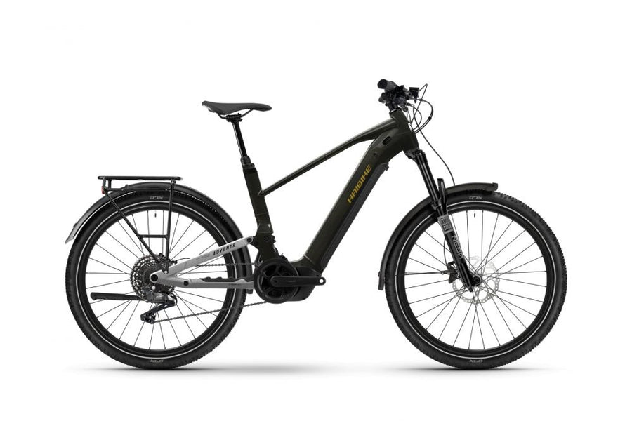 Haibike ADVENTR 6 i800Wh E-Bike, schwarz/grau, mit Gepäckträger, Schutzblechen und Federgabel.