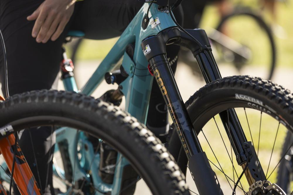 FOX INV Podium Factory Federgabel 29 Zoll an einem Enduro Mountainbike, Nahaufnahme der Federung.