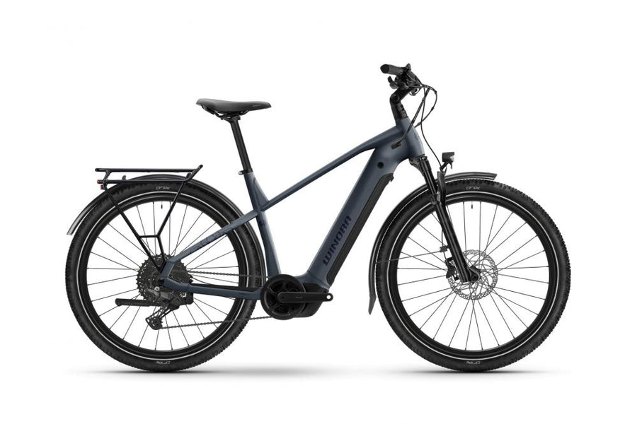 Winora YUCATAN X10 HIGH i800Wh E-Bike in Dunkelgrau mit Gepäckträger und Schutzblechen.