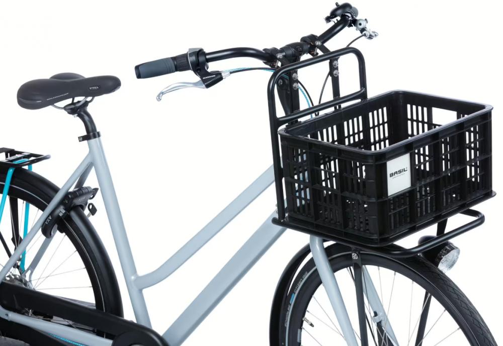 Schwarze Basil Crate S MIK Fahrradkiste 17,5 Liter auf Frontgepäckträger mit vormontierter MIK-Adapterplatte.