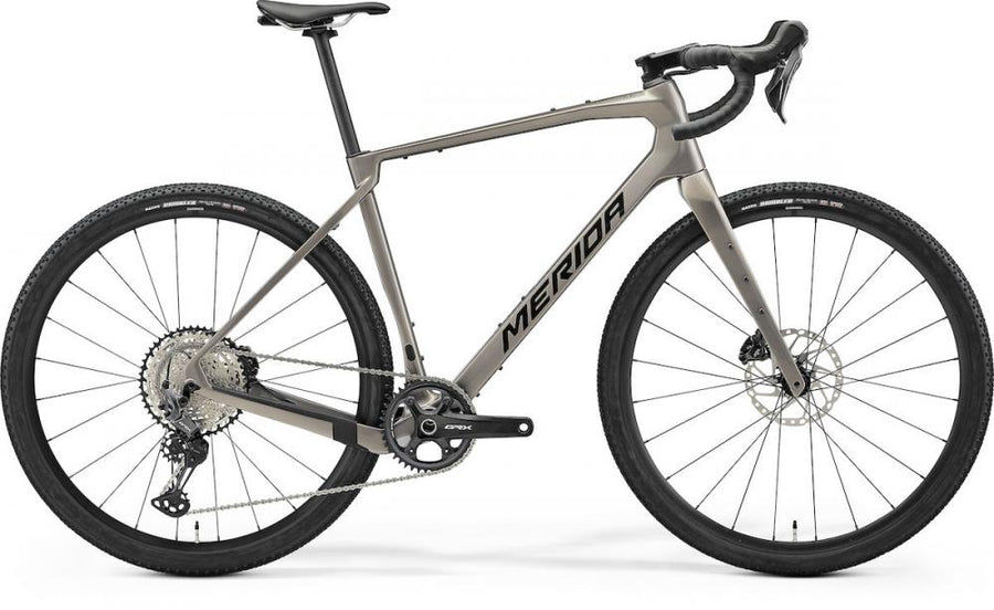 Merida Silex 7000 Gravelbike S Warm Slate Grey-Black, CF2 Carbonrahmen, Shimano GRX 12-Gang, Maxxis Rambler 45 mm Reifen, ca 9,8 kg
