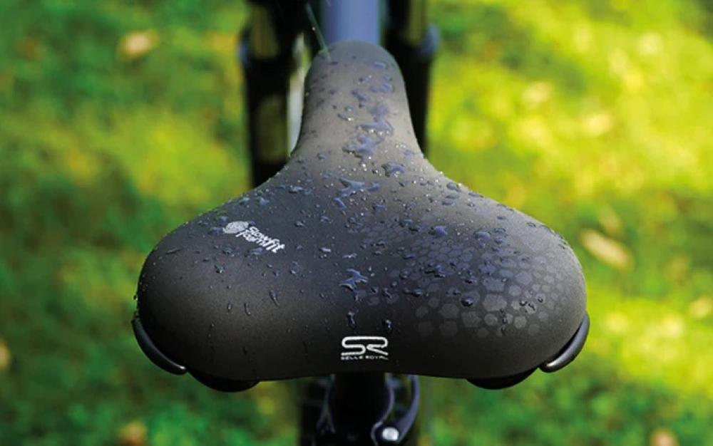 Selle Royal Freeway Fit Classic Relaxed Unisex Fahrradsattel schwarz mit Wassertropfen.