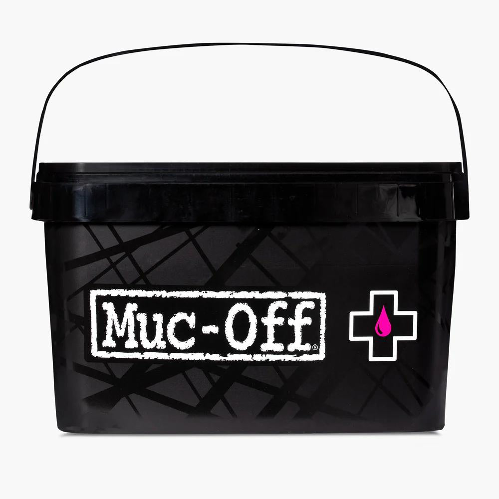 Muc-Off Pit Kit Reinigungsset: Schwarzer Eimer mit Muc-Off Logo und pinkem Tropfen im Kreuz für Fahrradpflege.