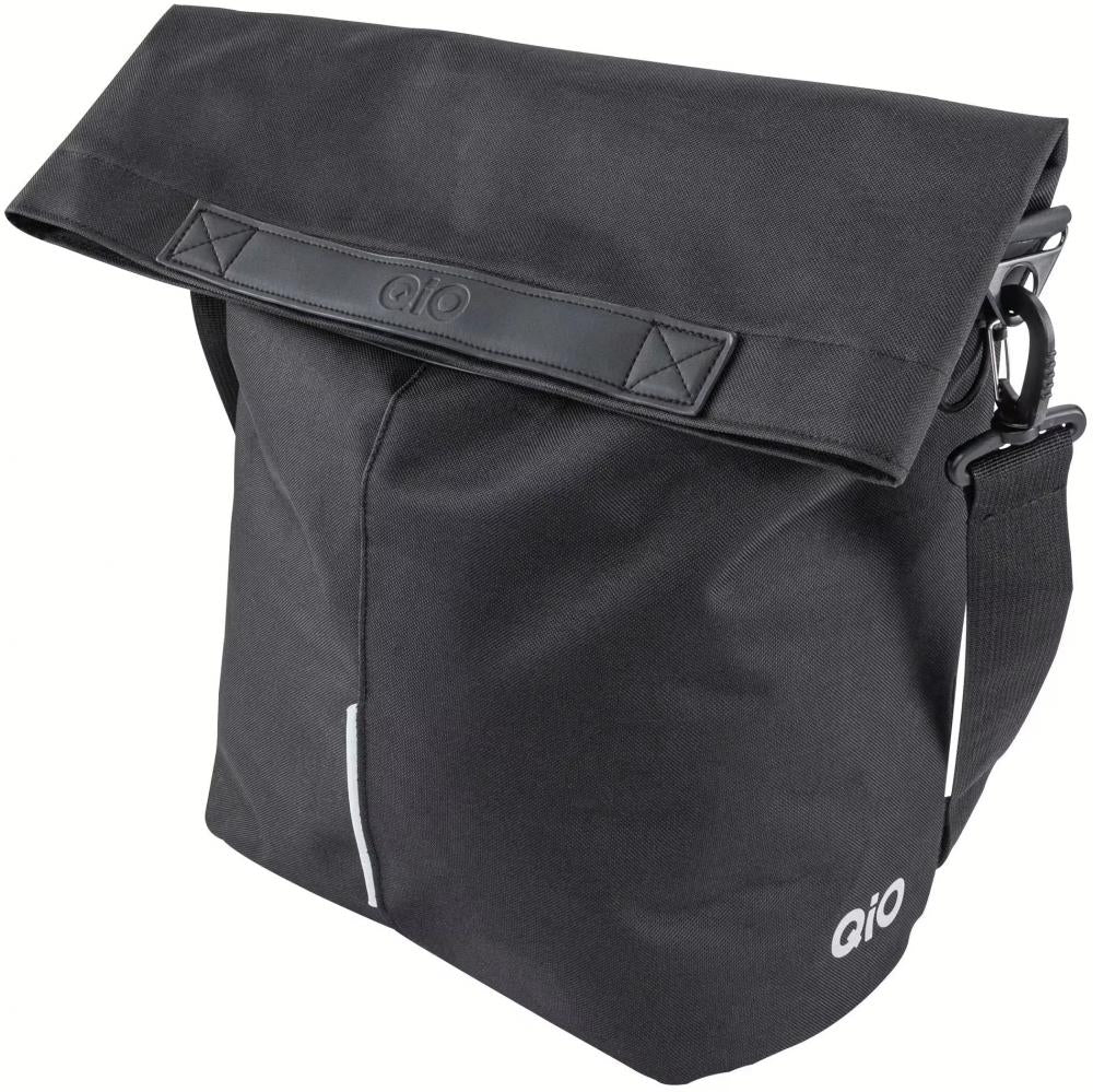 Schwarze QIO Fahrradtasche Gabriel, wasserabweisend, mit Rollverschluss, Schultergurt und Reflexdetails.