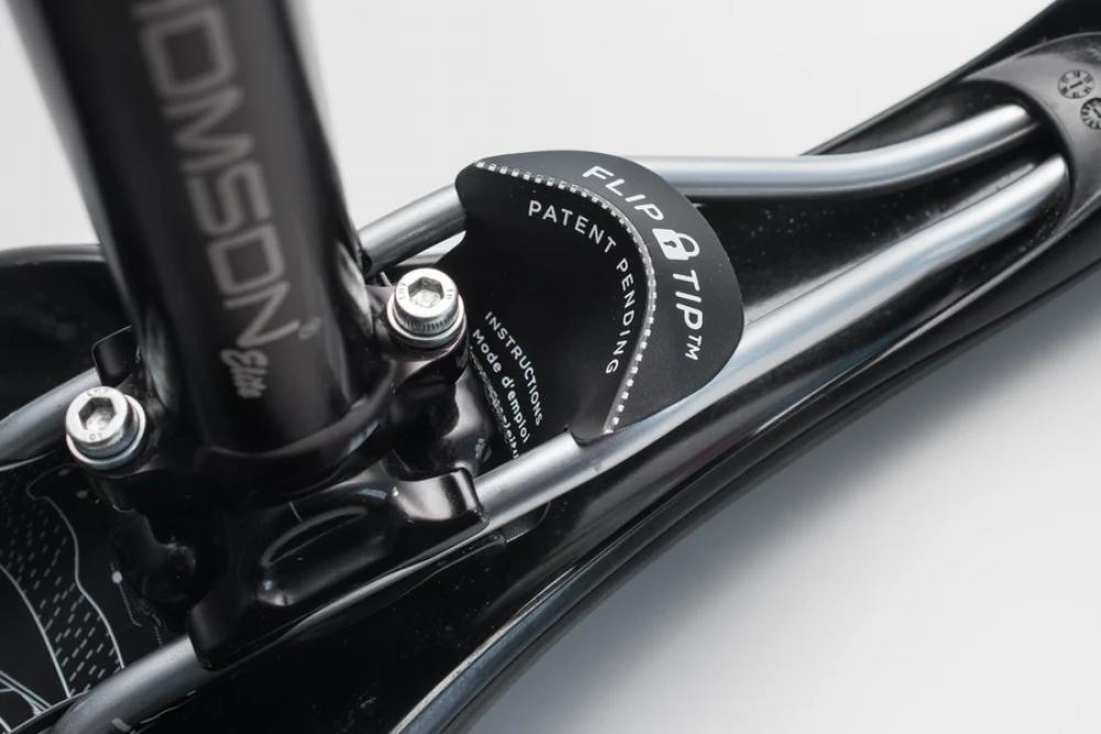 Ass Savers ASR-1 Regular Spritzschutz Hinterrad schwarz am Sattel montiert mit Flip-Tip Mechanismus.