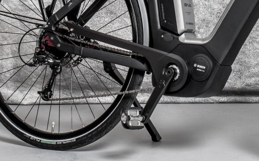 Schwarzer Curana Kettenschutz an SINUS E-Bike mit Bosch Active Line Motor und Akku.