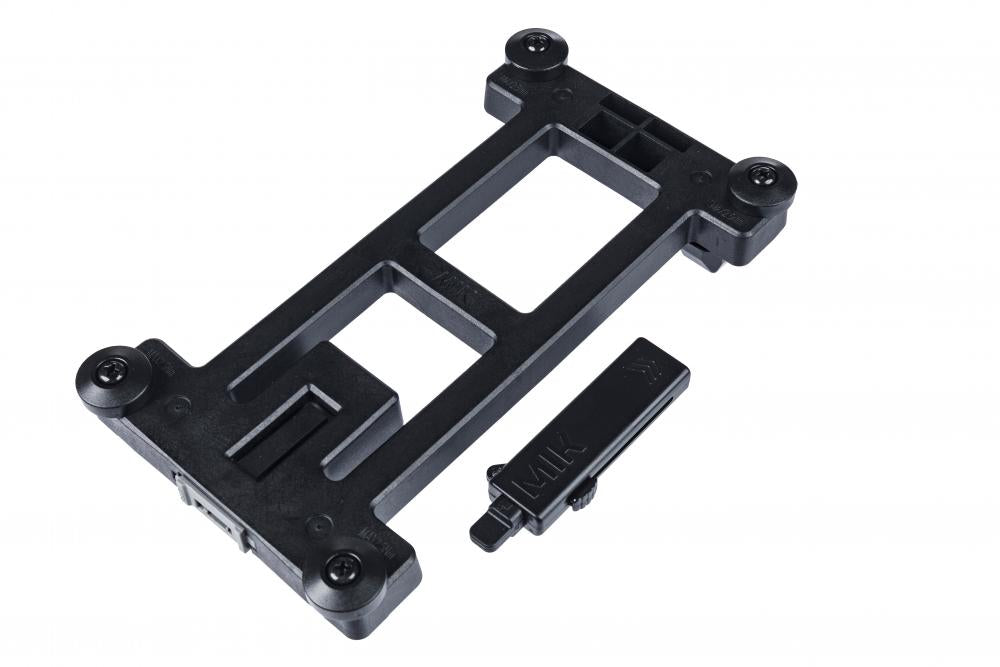 Schwarze Basil MIK 2.0 Adapterplatte für Gepäckträger, abschließbar, zum Befestigen von Fahrradkörben und -taschen.