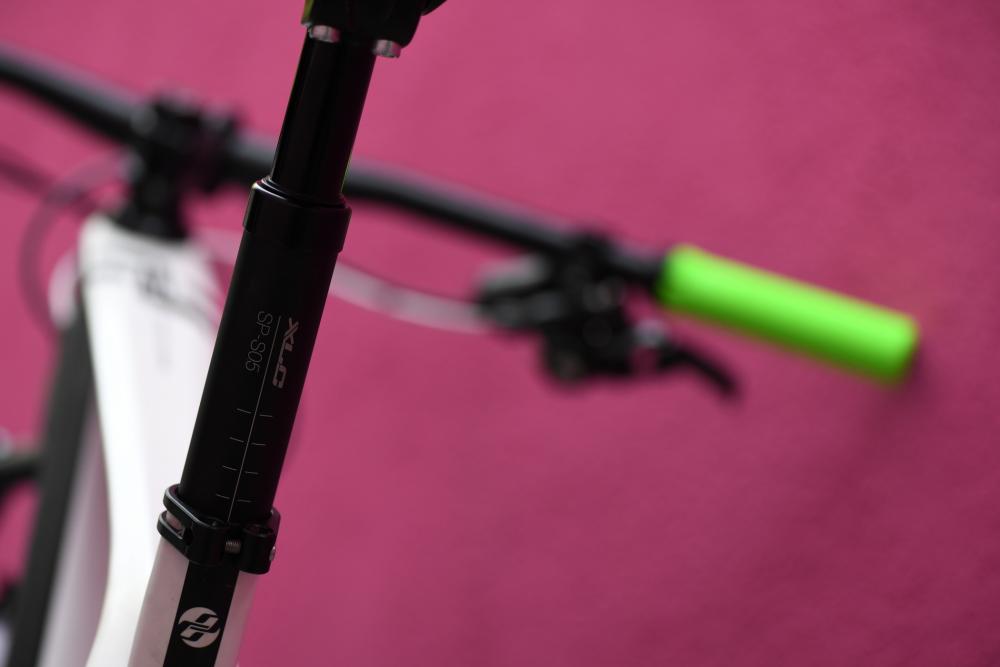 Detailaufnahme der schwarzen XLC Federsattelstütze Pro SP-S05 Ø 31,6mm an einem Fahrrad mit 15mm Versatz.