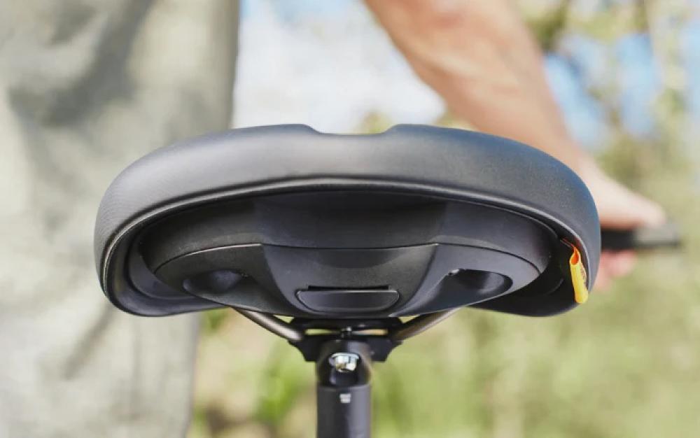 Selle Royal Sattel Explora 90° Relaxed Unisex in Schwarz, auf einem Fahrrad montiert, von hinten gesehen.