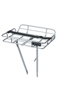 Silberner Basil Portland Aluminium Fahrrad-Vorderradgepäckträger mit schwarzem Spanngurt und Stützen für 26-28 Zoll Räder.