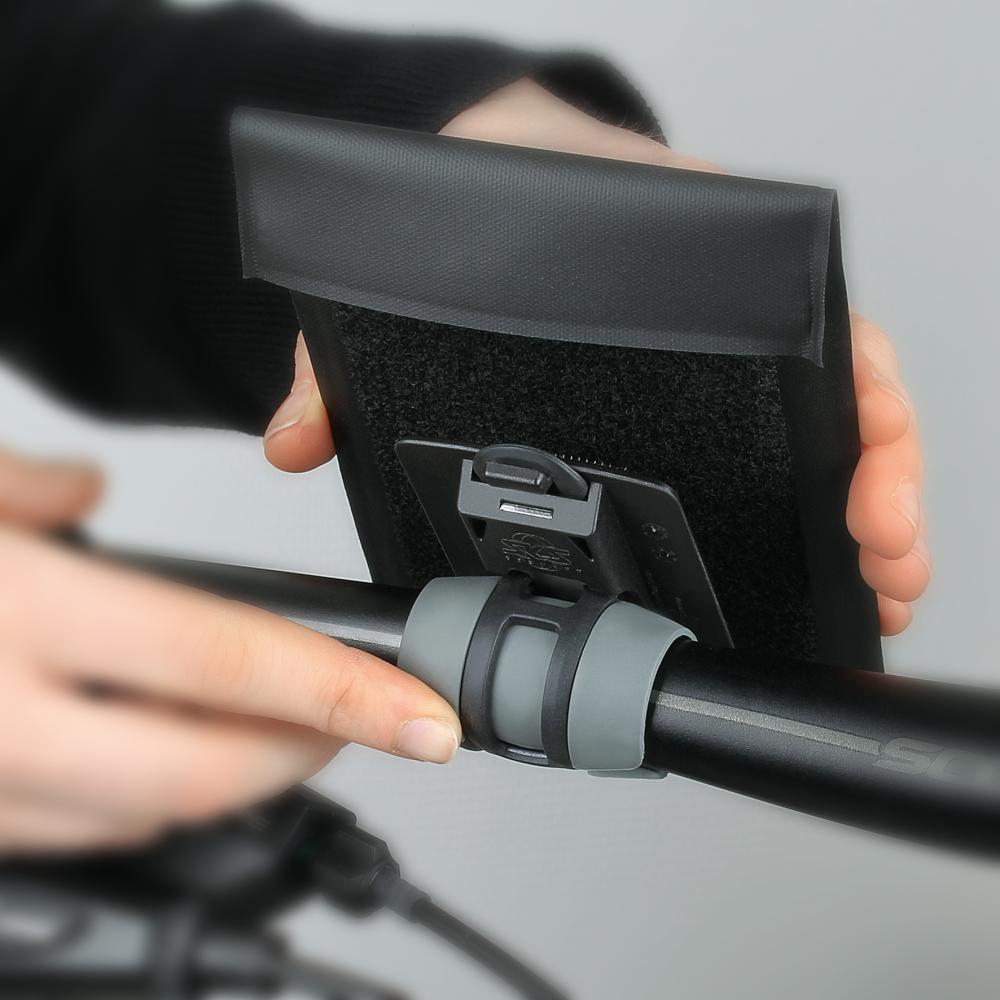 SKS Smartphonehalter Smartboy schwarz - Robuste Kunststoffhalterung mit praktischer Tasche, ideal für Fahrradlenker. Sichere Befestigung und einfacher Zugriff