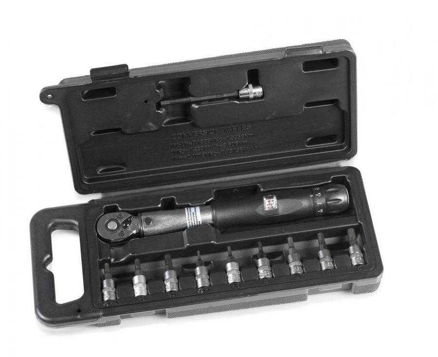 XLC Drehmomentschlüssel TO-S87 (4-24 Nm, 1/4") mit Bits im Werkzeugkoffer.