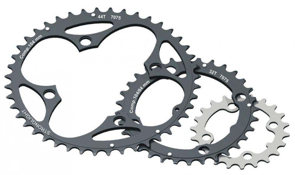 Stronglight Fahrrad Kettenblatt silber 24 Zähne 64 mm Lochkreis, zusammen mit weiteren Kettenblättern.