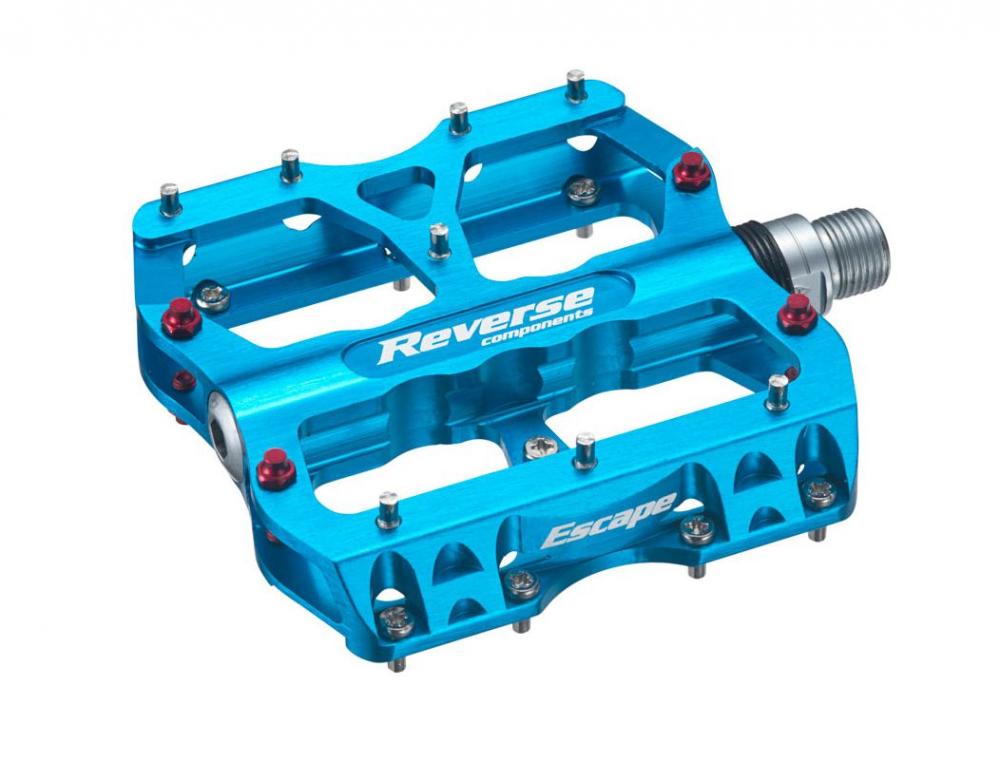Hellblaue Reverse Escape MTB-Plattformpedale aus Aluminium für harten Bikepark-Einsatz und maximalen Grip auf dem Trail.