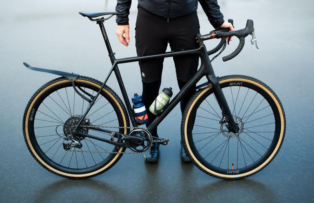 Ass Savers Win Wing 2 Gravel Stealth, Schutzblech für Gravelbikes, ultraleicht 72 g, Reifen bis 60 mm, werkzeuglose Montage, optimaler Spritzschutz