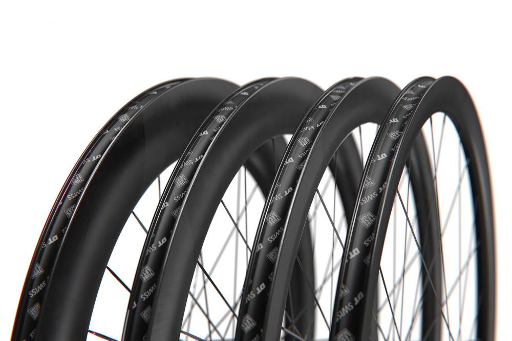 Schwarze, leichte DT Swiss ARC 1400 Dicut Disc Aero-Carbon-Laufräder auf weißem Hintergrund.