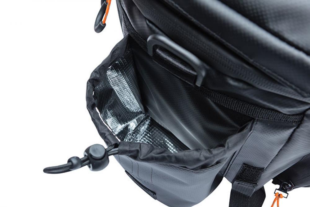 Isoliertes Flaschenfach der Basil Miles XL Pro Gepäckträgertasche mit silberner Innenfolie und Kordelzug.