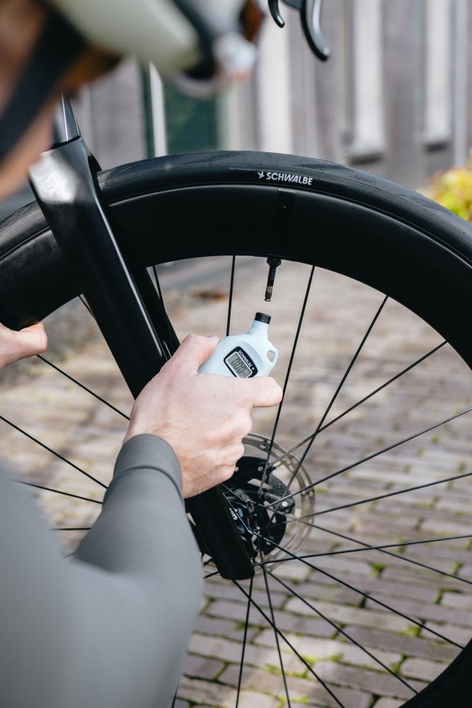 Schwalbe AIRMAX Pro digitales Luftdruckmessgerät, moderne Ausführung, misst Fahrrad-Reifendruck.