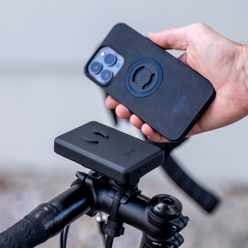 SP Connect SPC+ Smartphone-Hülle wird an Powerbank auf Fahrradlenker befestigt.