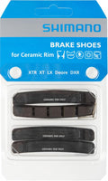 Shimano M70R2 Felgenbremsbeläge für V-Brake Keramikfelgen in blauer Verpackung für kontrollierte Bremsleistung.