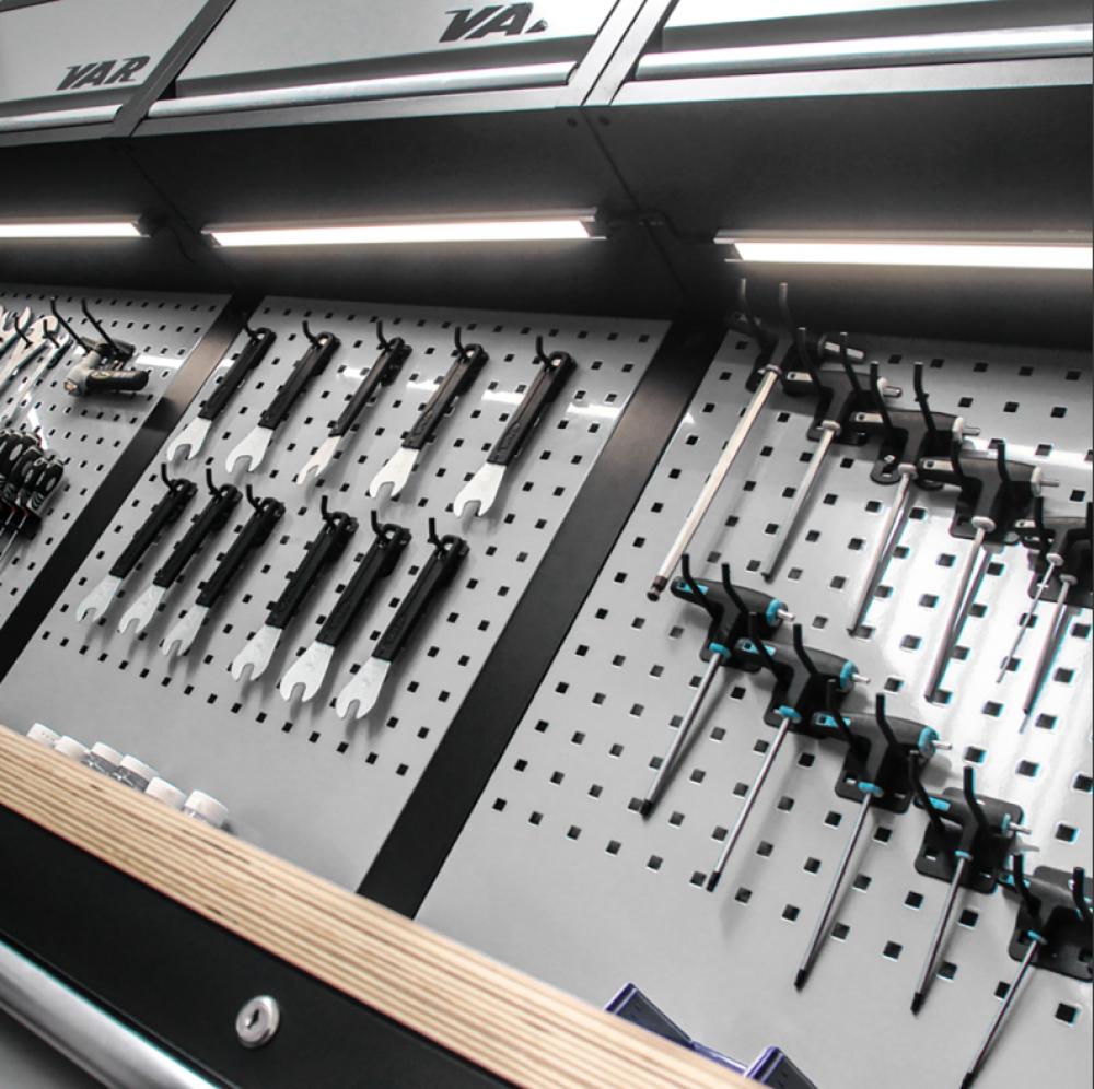 VAR Verbindungselement breit 1420 x 65 65 schwarz - stabiles Modul für Werkstattsysteme