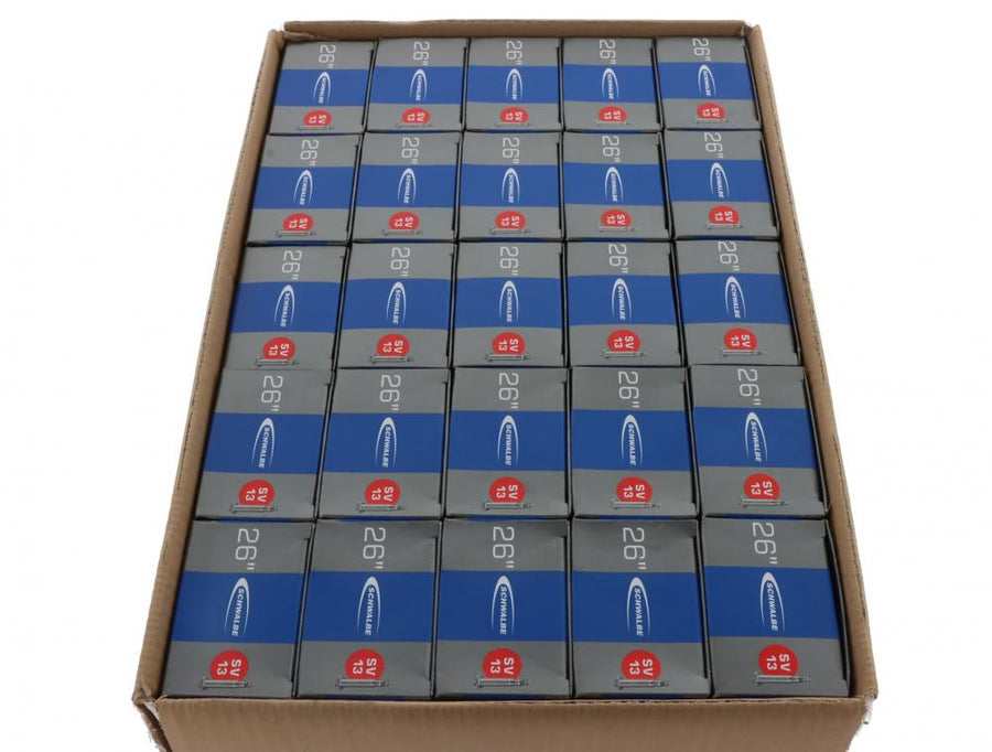 Karton mit 25 Schwalbe SV13 Fahrradschläuchen 26 Zoll Sclaverand Ventil.