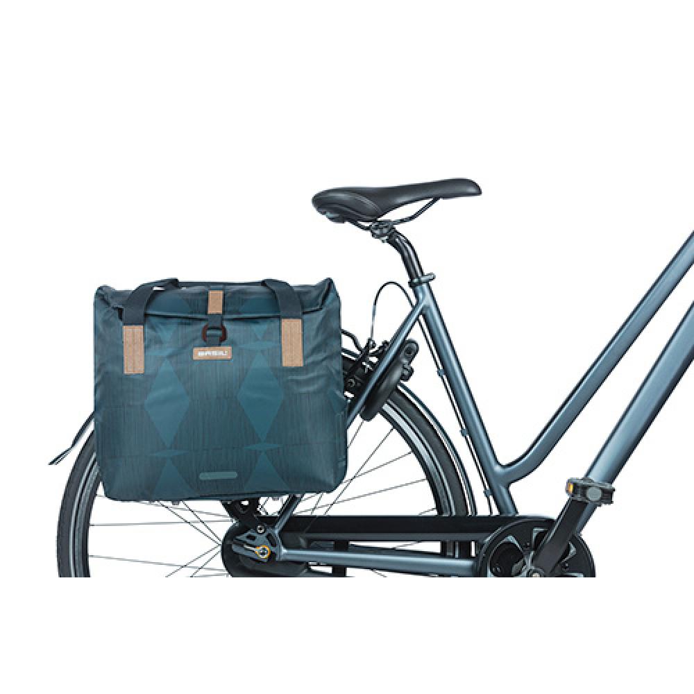 Basil Elegance Fahrradshopper (estate blau) am Heck eines blauen Fahrrads, Hook-On-System, wasserabweisend, recyceltes PET.