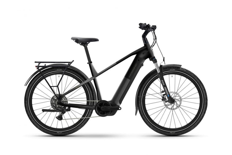 Schwarzes Haibike TREKKING 3 HIGH E-Trekkingrad mit Gepäckträger und Schutzblechen auf weißem Hintergrund.