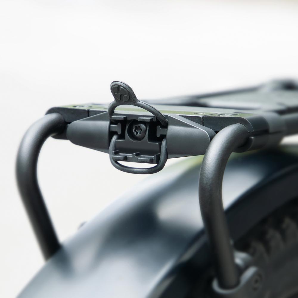 SKS INFINITY UNIVERSAL REARLIGHT, flaches StVZO LED-Rücklicht mit 30 Lumen, USB-C aufladbar, am Gepäckträger.