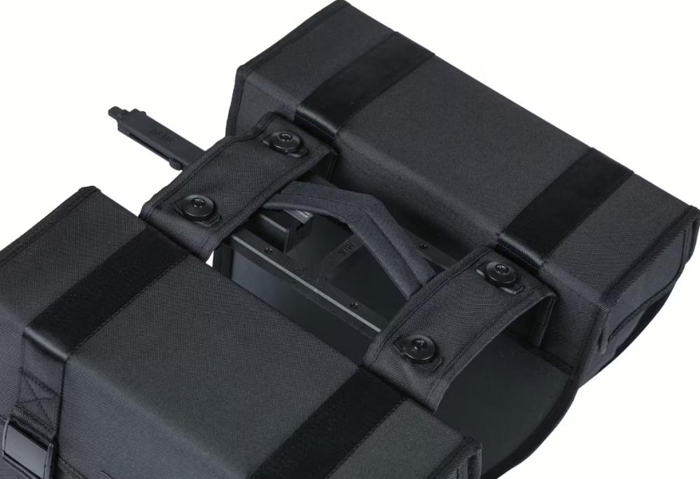 Schwarze Basil Tour MIK 2.0 Doppeltasche, 28 Liter, wasserabweisend, mit MIK-Adapterplatte und Tragegriff.